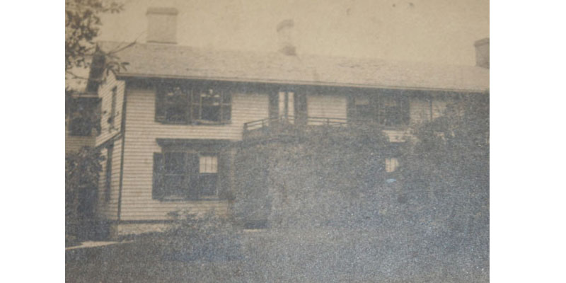 A blurry picture of an old house with a balcony.